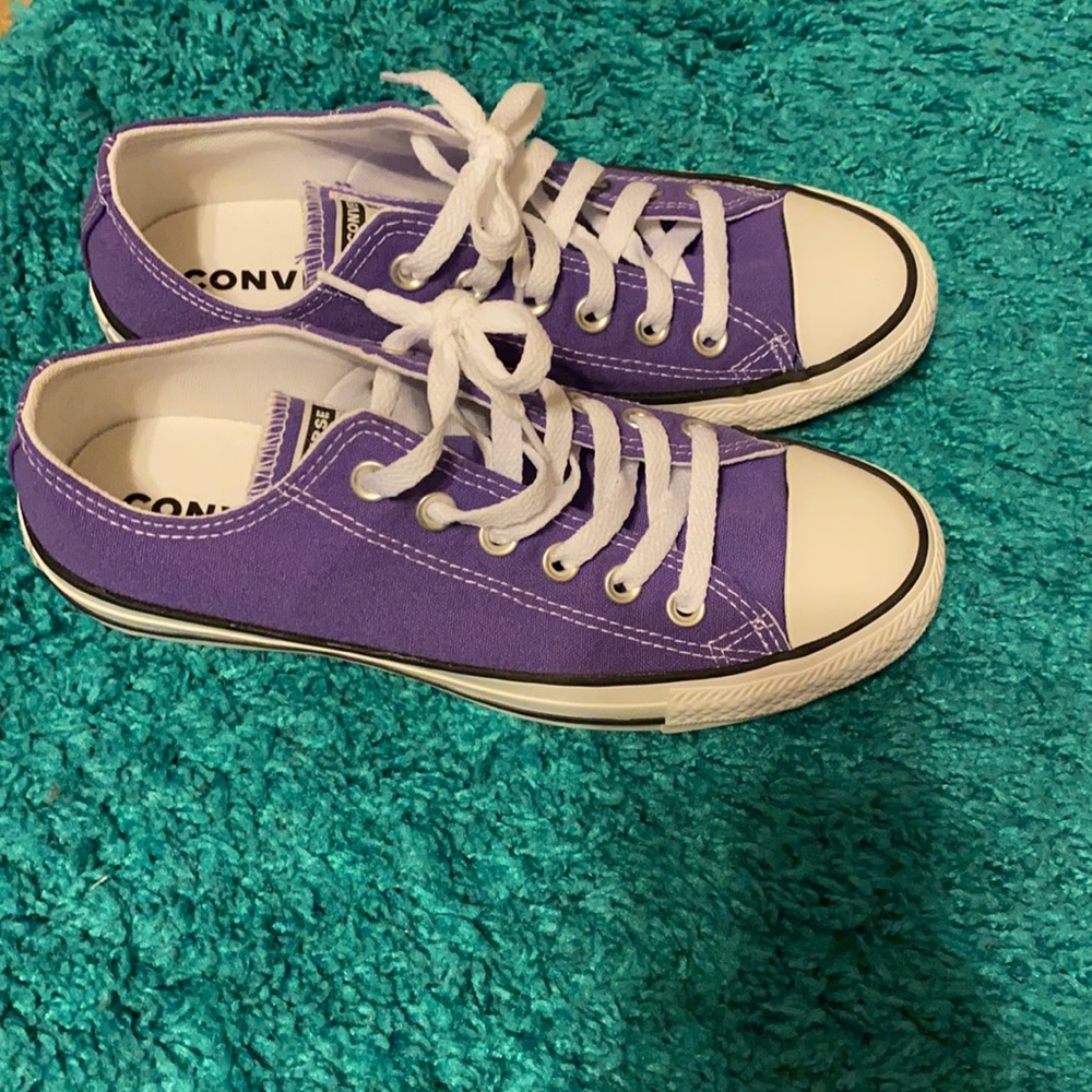 Purple converse women’s size 7/ Men’s size 5